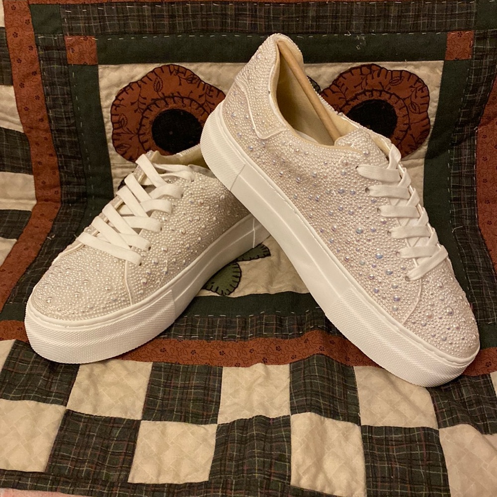 Betsey Johnson Pearl Sydny Sneakers Size 7 NIB